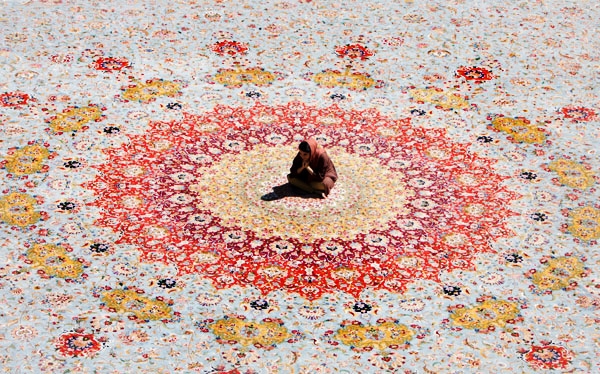 تصاویر رونمایی از سومین فرش بزرگ پارچه جهان